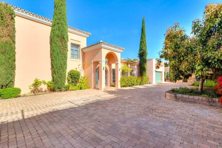 Luxury 6 Bedroom Villa For Sale in Los Flamingos Benahavis