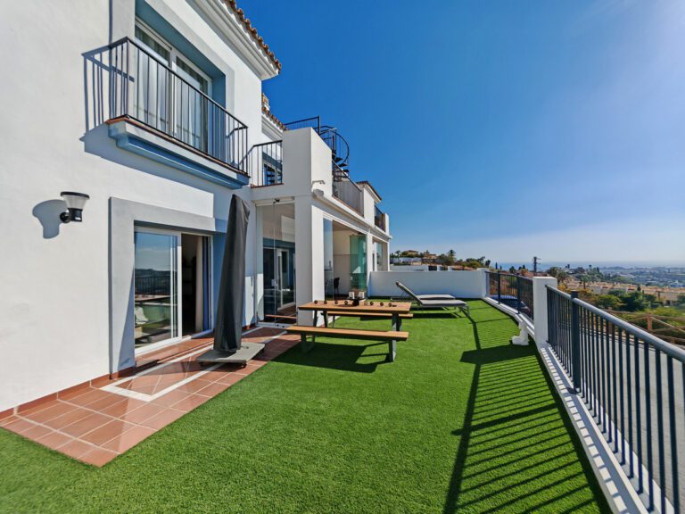 Modern 3 Bedroom Apartment For Sale in El Paraiso Alto Benahavis