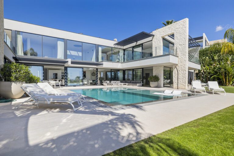 Luxury 5 Bedroom Villa For Sale in La Alqueria Benahavis