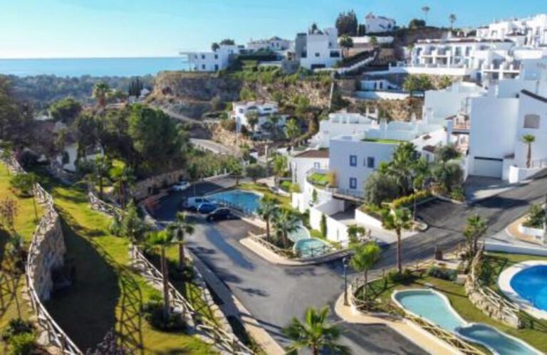 Elegant 3 Bedroom Apartment For Sale in El Paraiso Alto Benahavis