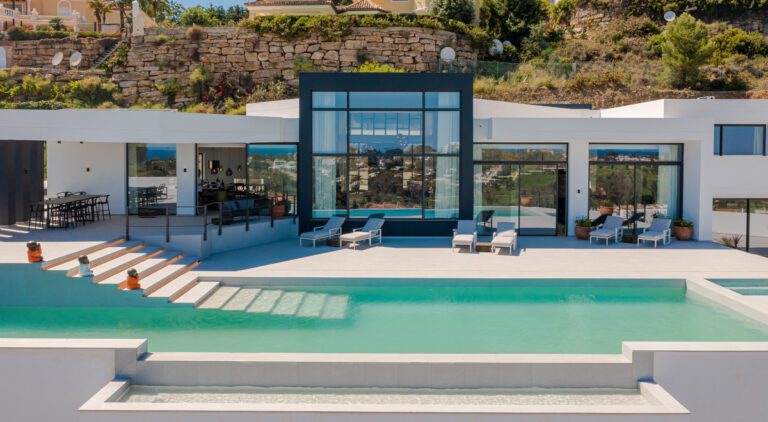Luxury 6 Bedroom Villa For Sale in El Paraiso Alto Benahavis