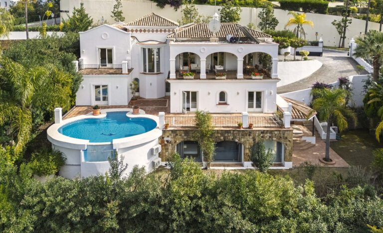 Luxury 5 Bedroom Detached Villa For Sale in La Quinta Benahavis
