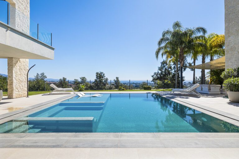 Contemporary 5 Bedroom Villa For Sale in La Alqueria Benahavis