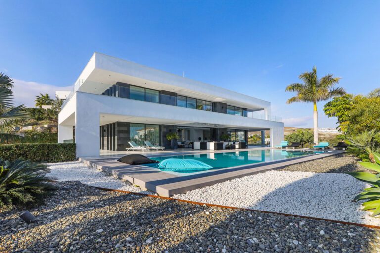 Exceptional 6 Bedroom Villa For Sale in Los Flamingos Benahavis