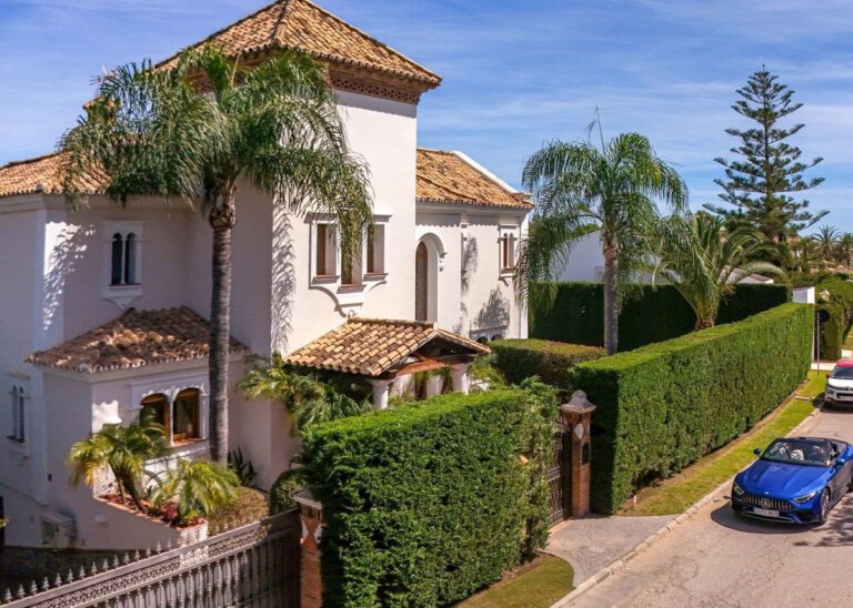 Renovated 5 Bedroom Villa For Sale in Atalaya Estepona