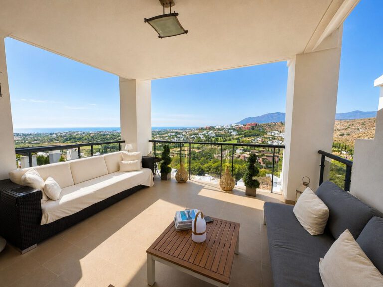 Elegant 2 Bedroom Apartment For Sale in Los Flamingos Benahavis