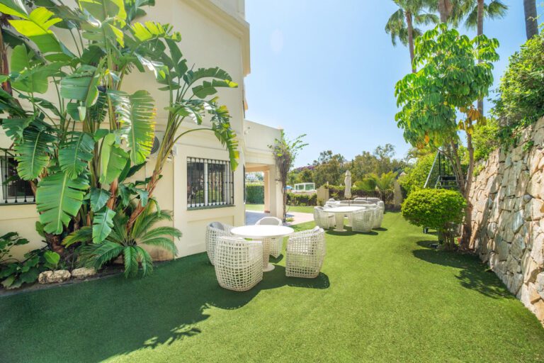 Rare 4 Bedroom Townhouse For Sale in La Quinta Benahavis