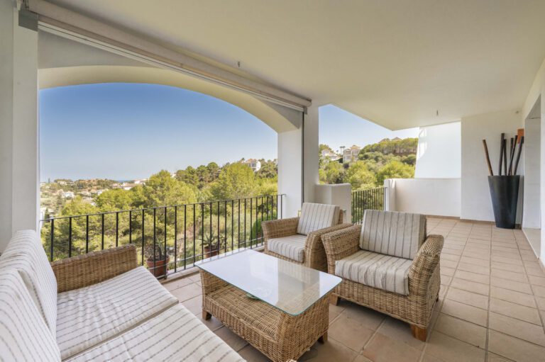 Spacious 2 Bedroom Apartment For Sale in La Quinta Benahavis
