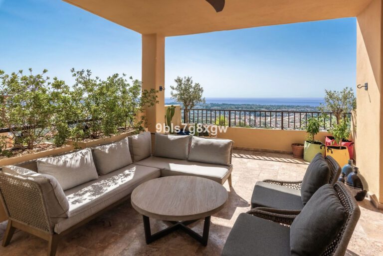 Superb 3 Bedroom Apartment For Sale in La Alqueria Benahavis
