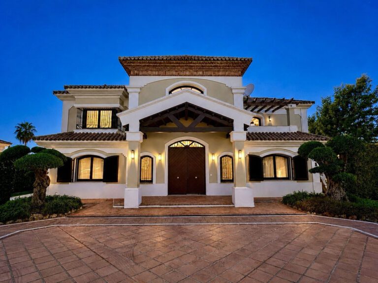 Renovated 6 Bedroom Villa For Sale in Los Flamingos Benahavis