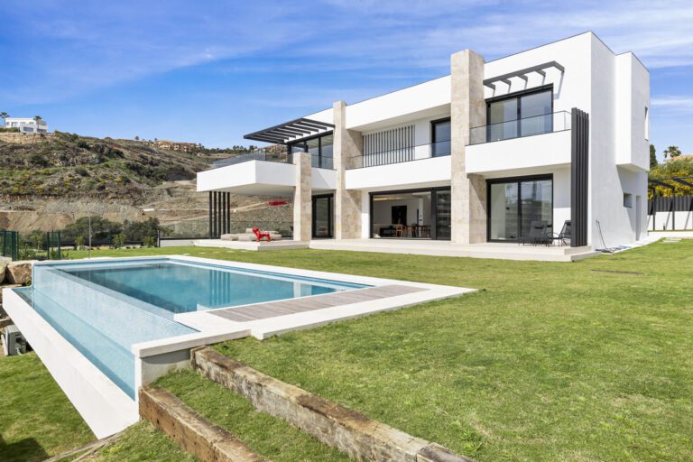Modern 4 Bedroom Villa For Sale in La Alqueria Benahavis