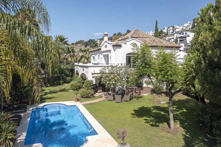 Luxury 5 Bedroom Villa For Sale in La Quinta Benahavis