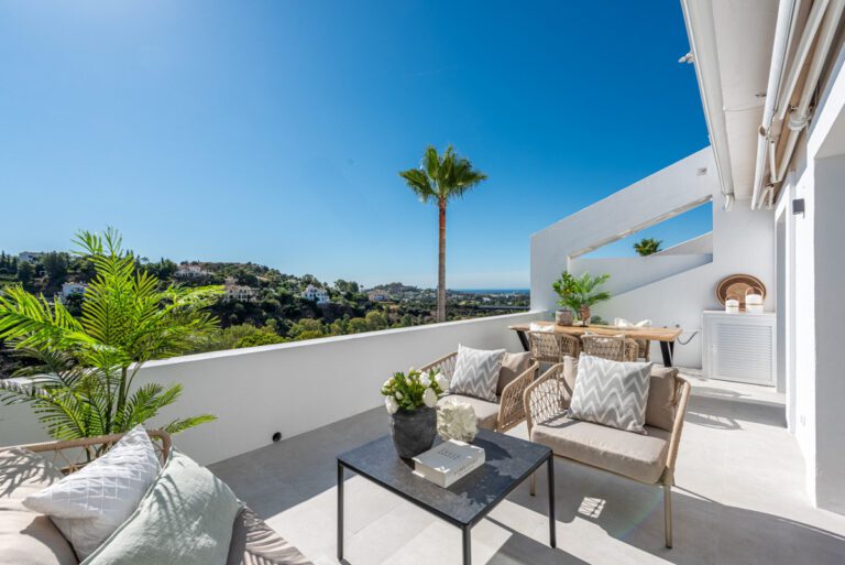 Renovated 3 Bedroom Apartment For Sale in La Quinta Benahavis