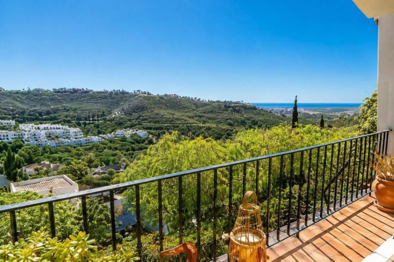 Spacious 2 Bedroom Apartment For Sale in Los Arqueros Benahavis