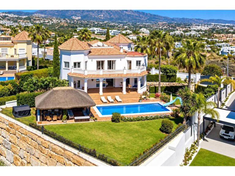 Luxury 6 Bedroom Villa For Sale in La Alqueria Benahavis