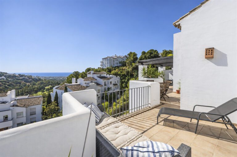Sea View 3 Bedroom Penthouse For Sale in La Quinta Benahavis