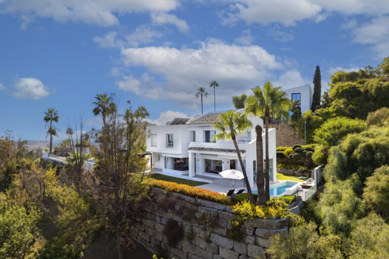 Modern 4 Bed Villa For Sale in El Paraiso Alto Benahavis