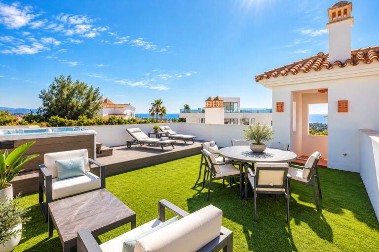 Elegant 3 Bed Penthouse For Sale in El Paraiso Alto Benahavis