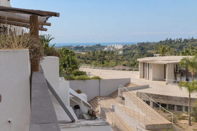 Superb 2 Bedroom Penthouse For Sale in Los Flamingos Benahavis