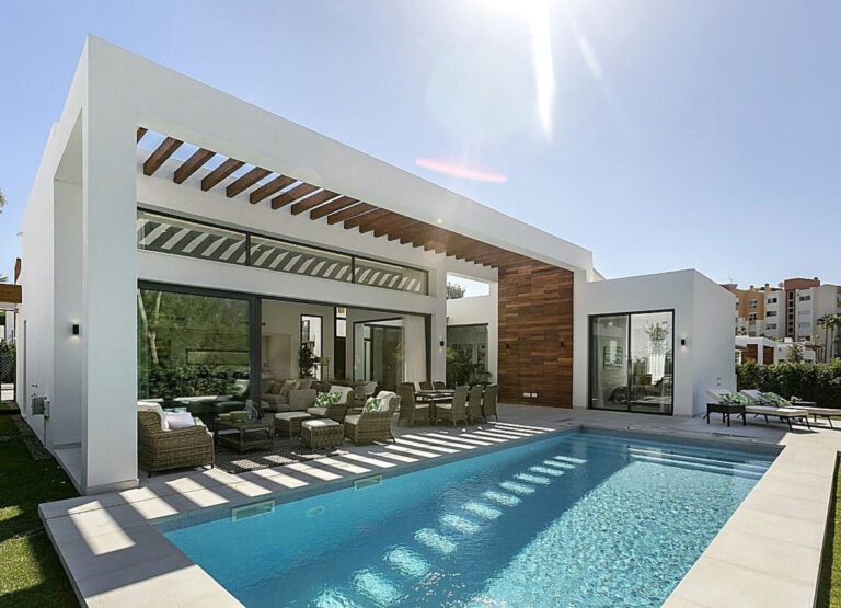 Luxury 3 Bedroom Villa For Sale in Atalaya Estepona