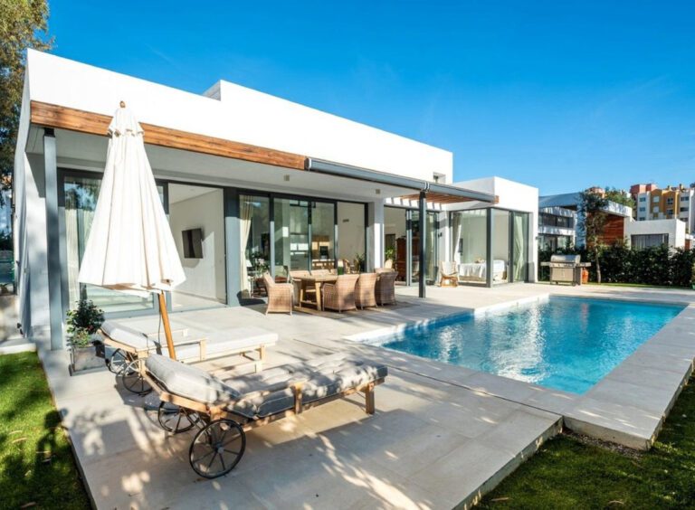 Luxury 4 Bedroom Villa For Sale in Atalaya Estepona