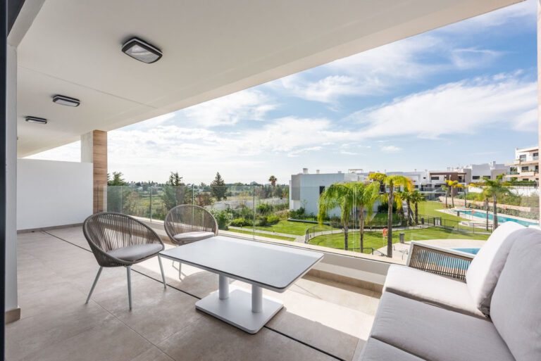 Modern 2 Bedroom Apartment For Sale in Atalaya Estepona