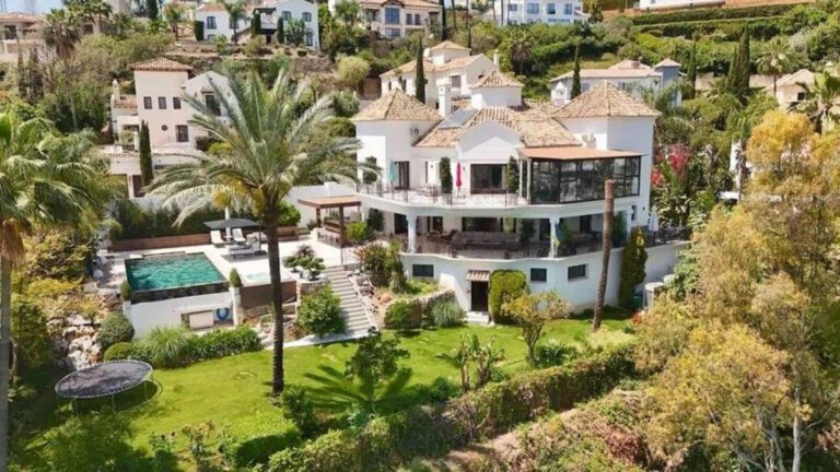 Stunning 6 Bedroom Villa For Sale in Los Arqueros Benahavis