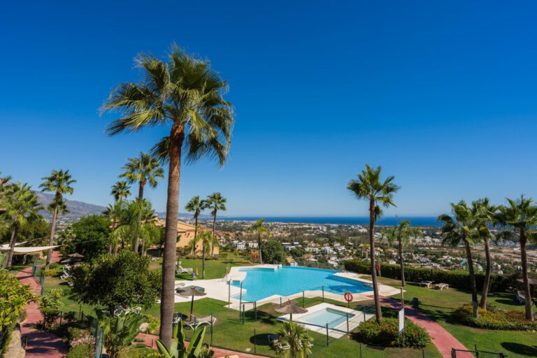Elegant 3 Bedroom Apartment For Sale in La Alqueria Benahavis
