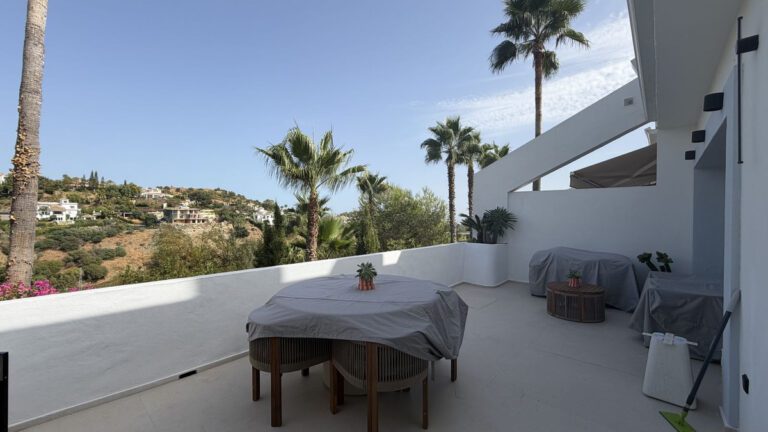 Modern 2 Bedroom Apartment For Sale in La Quinta Benahavis