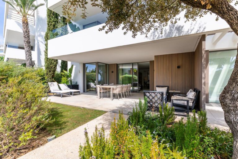 Modern 2 Bedroom Apartment For Sale in Los Arqueros Benahavis