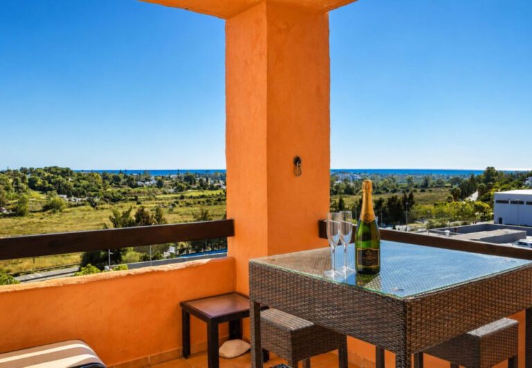 Elegant 2 Bedroom Apartment For Sale in La Alqueria Benahavis