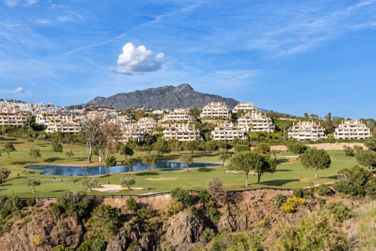 Renovated 3 Bedroom Penthouse For Sale in Capanes del Golf Benahavis