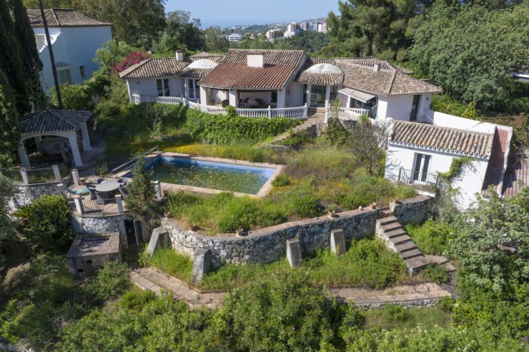 Rare 3 Bedroom Villa For Sale in Los Almendros Benahavis