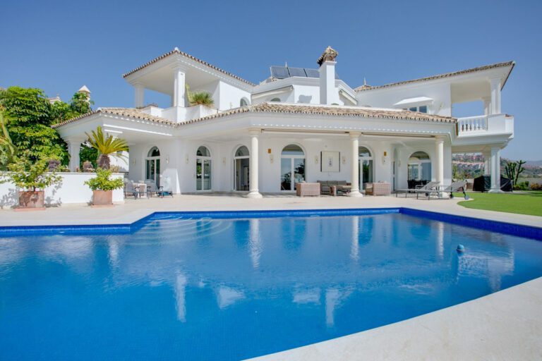 Luxury 5 Bedroom Villa For Sale in Los Almendros Benahavis