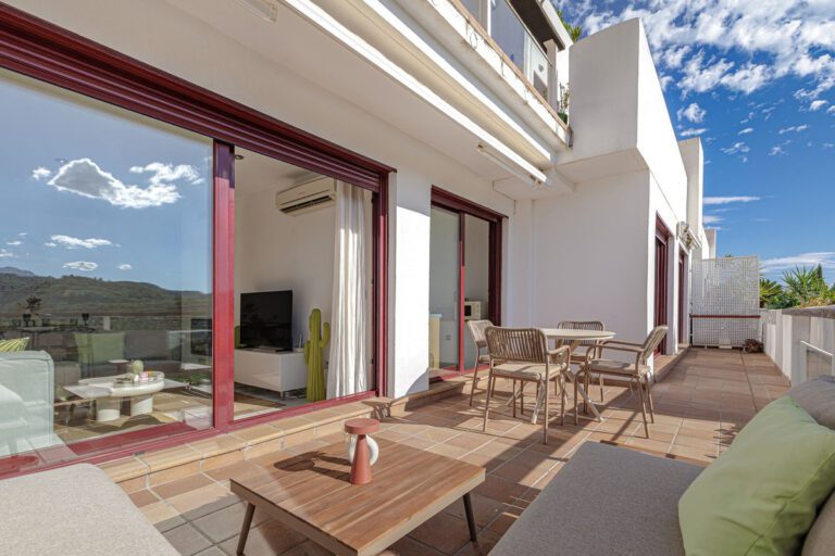 Fine 2 Bedroom Apartment For Sale in Los Flamingos Benahavis