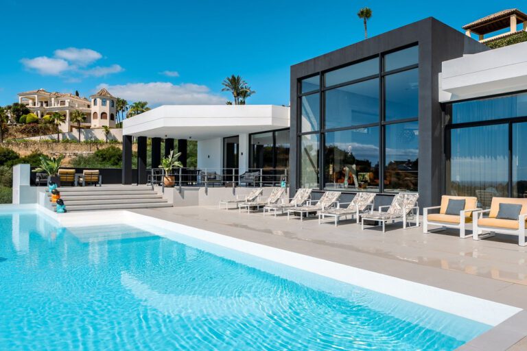 Luxury 6 Bedroom Villa For Sale in El Paraiso Alto Benahavis