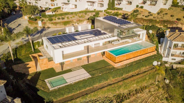 Modern 4 Bedroom Villa For Sale in Los Arqueros Benahavis