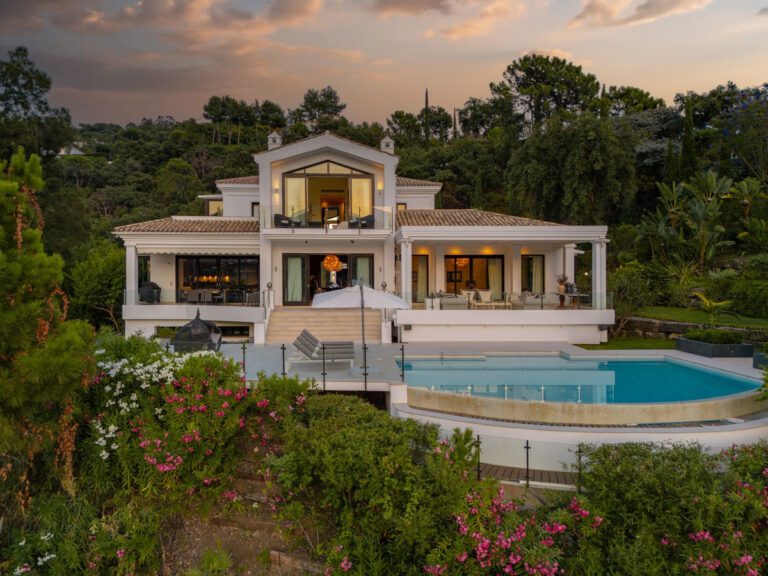 Luxury 6 Bedroom Villa For Sale in La Zagaleta Benahavis