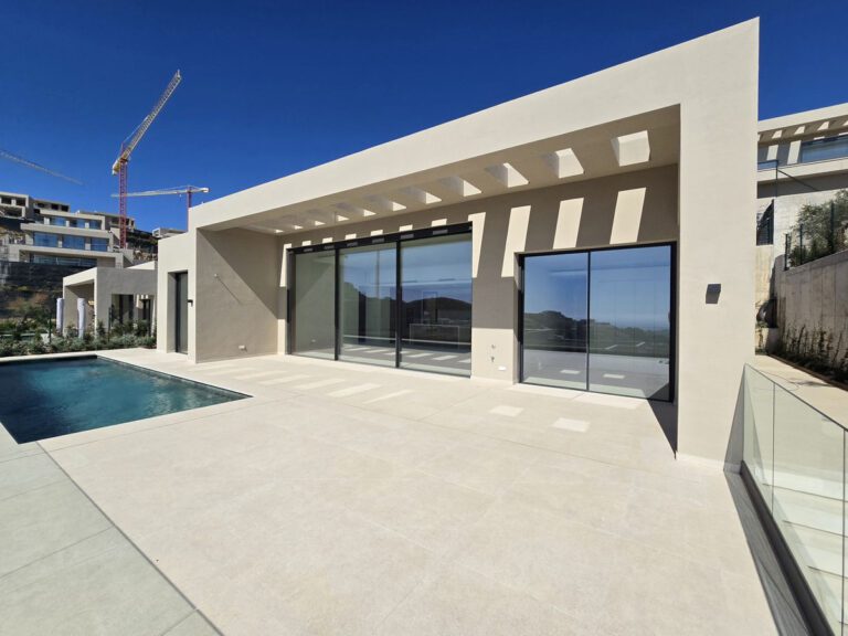 Modern 5 Bedroom Villa For Sale in La Alqueria Benahavis