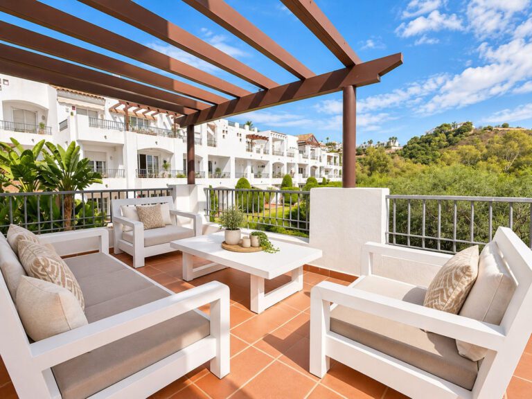 Bright 3 Bed Apartment For Sale in Los Arqueros Benahavis