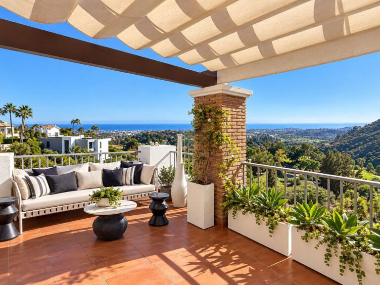 Superb 3 Bed Penthouse For Sale in Los Arqueros Benahavis