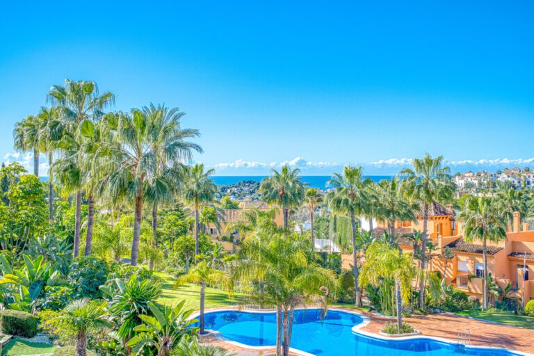 Elegant 4 Bedroom Townhouse For Sale in La Alqueria Benahavis