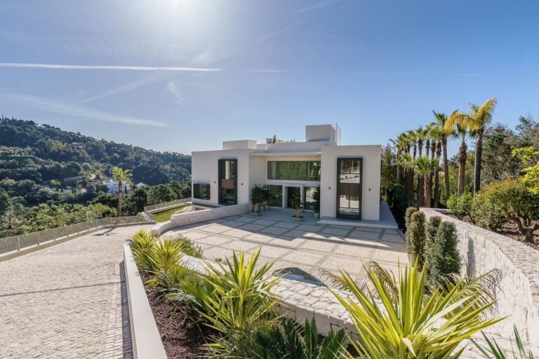 Luxury 6 Bedroom Villa For Sale in La Zagaleta Benahavis