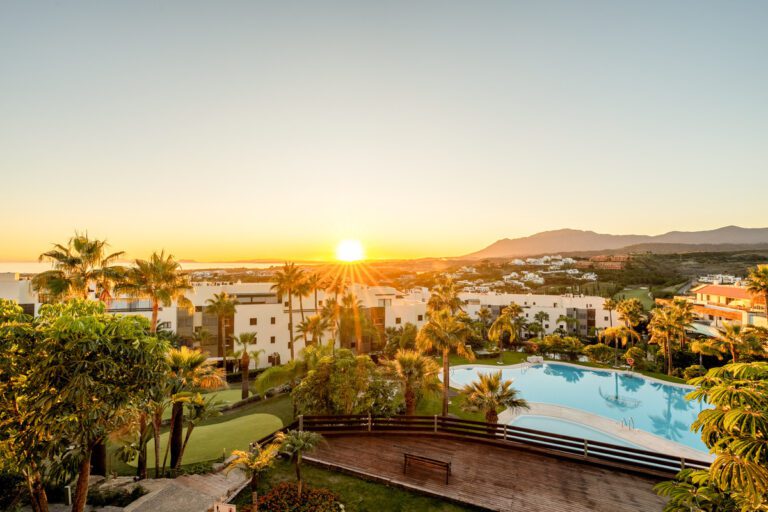 Elegant 2 Bedroom Apartment For Sale in Los Flamingos Benahavis