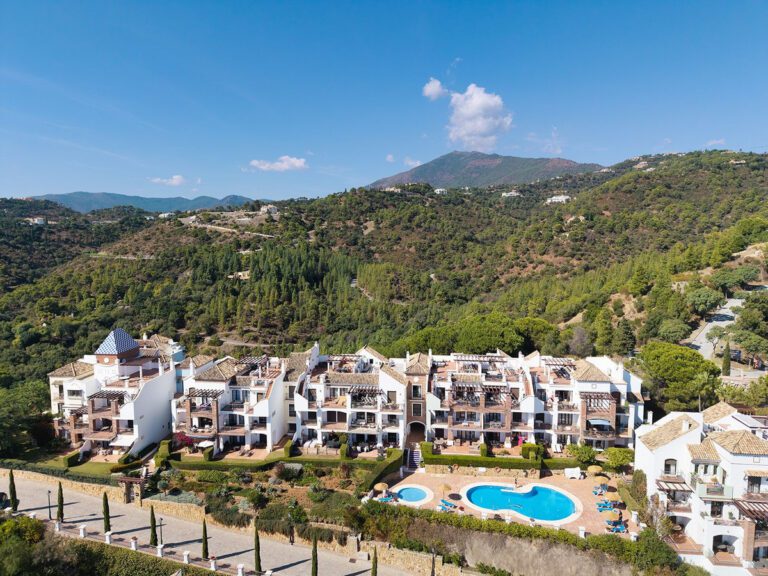 Renovated 2 Bedroom Apartment For Sale in Los Arqueros Benahavis