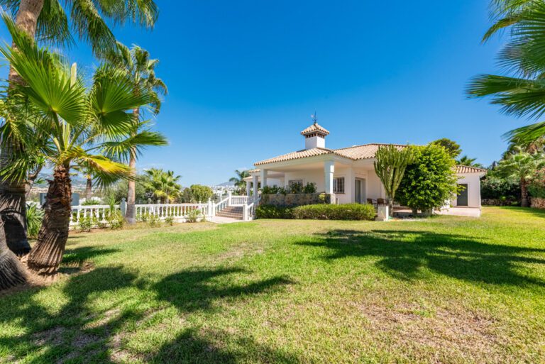 Charming 4 Bedroom Villa For Sale in Atalaya Estepona