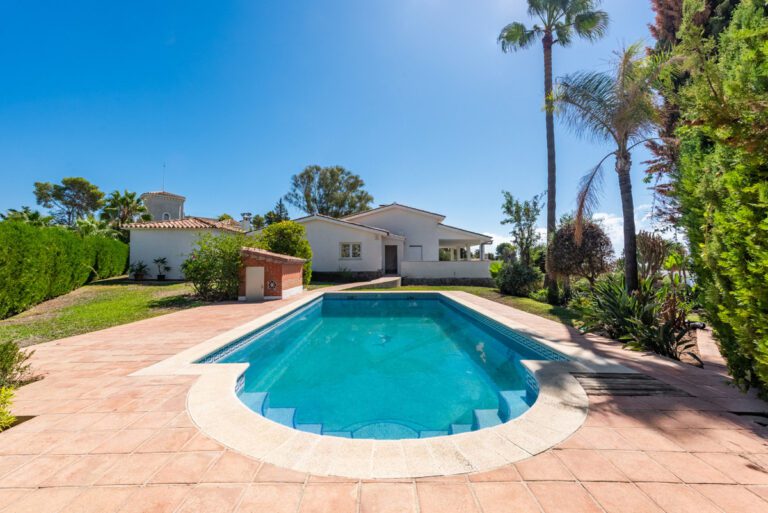 Charming 4 Bedroom Villa For Sale in Atalaya Estepona