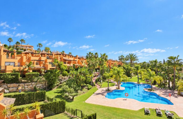Elegant 4 Bedroom House For Sale in La Alqueria Benahavis