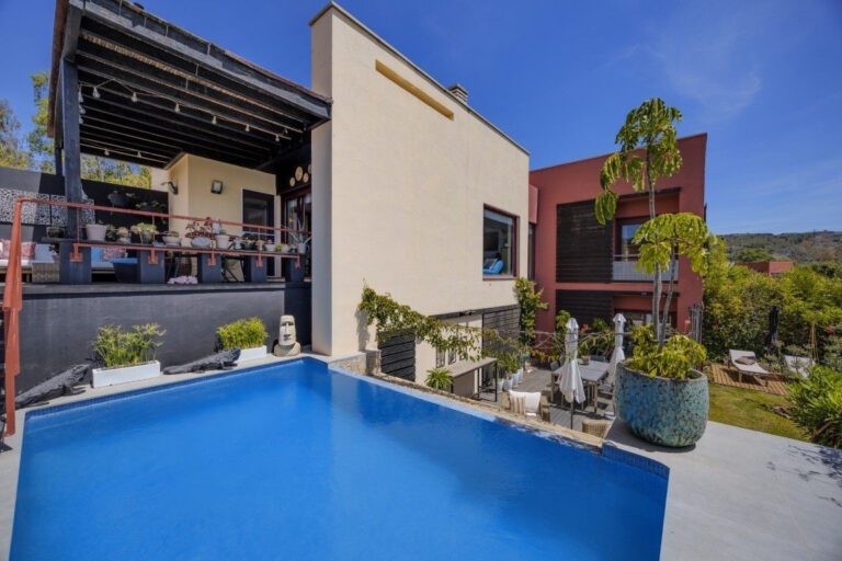 Inviting 3 Bedroom House For Sale in Los Flamingos Benahavis